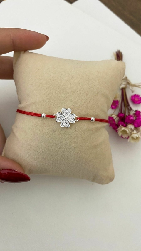 Pulseira vermelha trevo da sorte cravejado