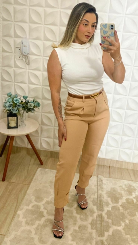 Calça alfaiataria estilo cenoura