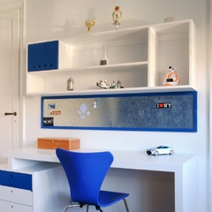 Estantería horizontal de doble altura con puerta