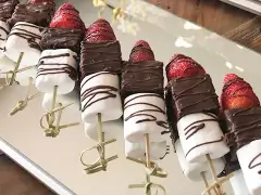 brochetas con dulces