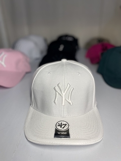 Gorra NY blanca cerrada - comprar online