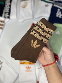 Media caña Adidas print chocolate - comprar online