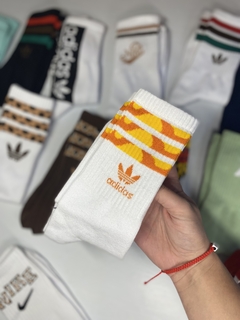 Media caña Adidas print blanco con naranja - comprar online