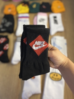 Media caña Nike negra con rojo - comprar online