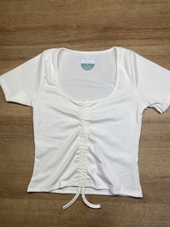 Remera de morley con frunce blanca - comprar online