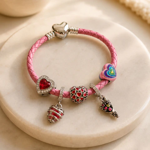 Pulseira Couro Rosa + 5 Berloques