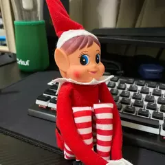 Muñeco elfo de Navidad en internet