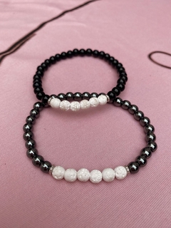 Pulseras negra con cuentas volcánicas