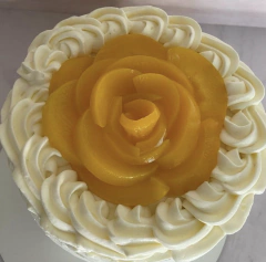 Torta de crema y durazno