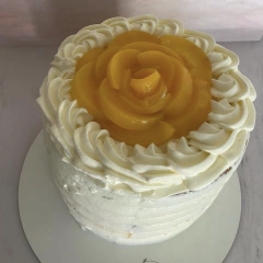 Torta de crema y durazno en internet