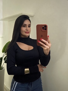 Blusa Recorte Gola Alta na internet
