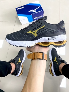 MIZUNO WAVE CREATION 22 PRETO/DOURADO