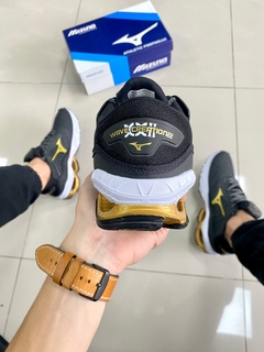 MIZUNO WAVE CREATION 22 PRETO/DOURADO na internet