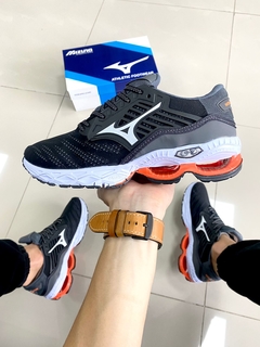 MIZUNO WAVE CREATION 22 PRETO/LARANJA