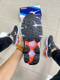 MIZUNO WAVE CREATION 22 PRETO/LARANJA - Tenis Bessa