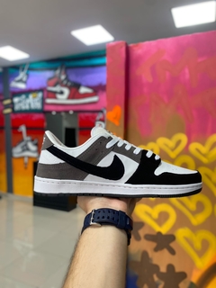 NIKE SB DUNK LOW GRAFITE/PRETO na internet