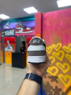 NIKE SB DUNK LOW GRAFITE/PRETO - Tenis Bessa