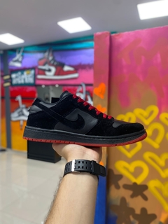 NIKE SB DUNK LOW PRETO/VERMELHO na internet