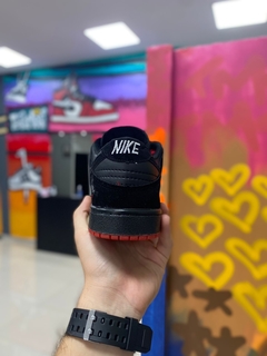 NIKE SB DUNK LOW PRETO/VERMELHO - Tenis Bessa