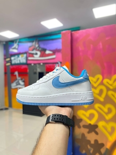 NIKE AIR FORCE BRANCO/AZUL PASTEL