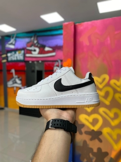 NIKE AIR FORCE BRANCO/CARAMELO