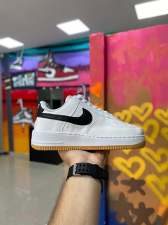 NIKE AIR FORCE BRANCO/CARAMELO na internet