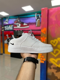 NIKE AIR FORCE BRANCO/PRETO na internet
