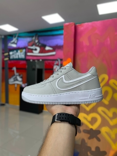 NIKE AIR FORCE CHAVEIRO CINZA