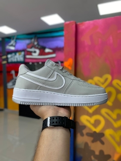 NIKE AIR FORCE CHAVEIRO CINZA na internet