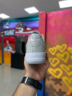 NIKE AIR FORCE CHAVEIRO CINZA - Tenis Bessa