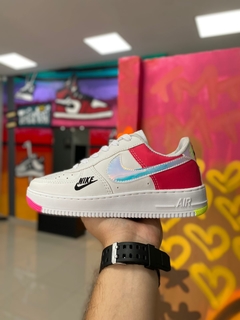 NIKE AIR FORCE HOLOGRÁFICO BRANCO/ROSA