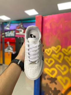 NIKE AIR FORCE HOLOGRÁFICO BRANCO/ROSA - comprar online