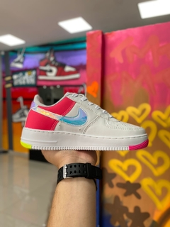NIKE AIR FORCE HOLOGRÁFICO BRANCO/ROSA na internet