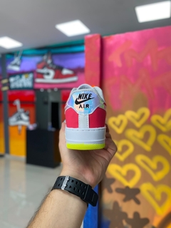 NIKE AIR FORCE HOLOGRÁFICO BRANCO/ROSA - Tenis Bessa