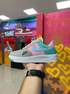 NIKE AIR FORCE HOLOGRAFICO CINZA/ROSA/VERDE