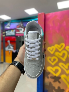 NIKE AIR FORCE HOLOGRAFICO CINZA/ROSA/VERDE - comprar online