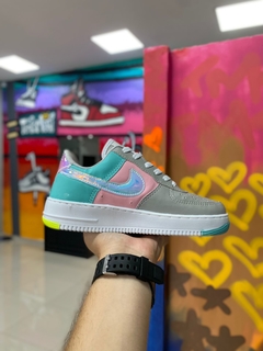 NIKE AIR FORCE HOLOGRAFICO CINZA/ROSA/VERDE na internet
