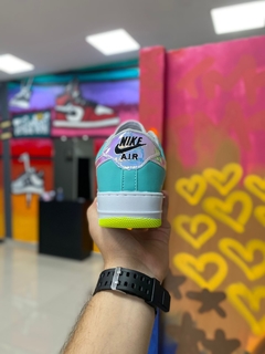NIKE AIR FORCE HOLOGRAFICO CINZA/ROSA/VERDE - Tenis Bessa