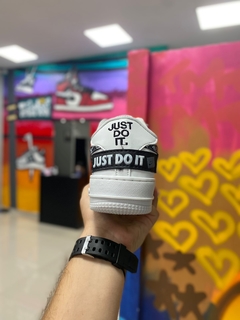 NIKE AIR FORCE JUST DO IT BRANCO/CINZA - Tenis Bessa