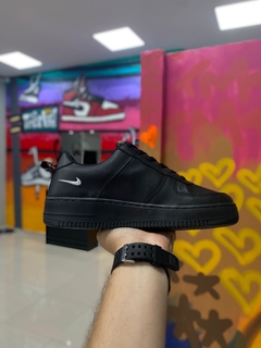 NIKE AIR FORCE PRETO/BRANCO na internet