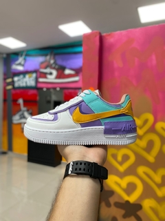 NIKE AIR FORCE SHADOW BRANCO/ROXO/AMARELO