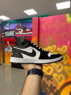 NIKE AIR JORDAN LOW BRANCO/PRETO na internet