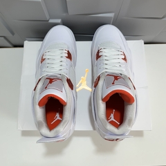 Imagem do Air Jordan 4 Retro Metallic Orange