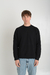 "Buzo negro clásico de algodón, cómodo y versátil, ideal para un look casual y moderno. Moda masculina minimalista - KALEO."