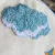 Bastidor de porta maternidade com fusca azul em estilo praia, bordado em tecido bege.