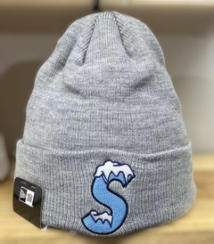 Imagen de Gorro de punto SUPREME con logotipo clásico UNISEX ENVIO INMEDIATO