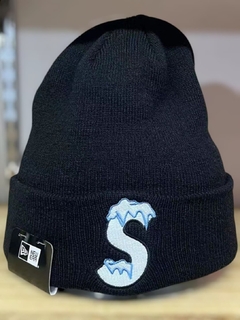 Imagen de Gorro de punto SUPREME con logotipo clásico UNISEX (IMPORTACION)