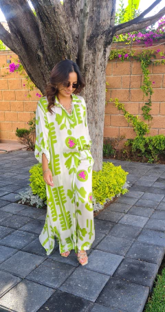 Conjunto Satinado Estampado Verde con Rosa claro Largo con botones al frente