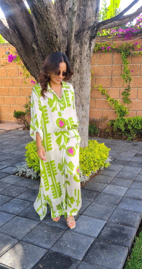 Conjunto Satinado Estampado Verde con Rosa claro Largo con botones al frente