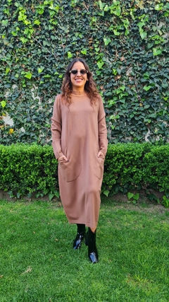 Vestido tejido cuello alto y bolsas camel - Pau de Coco